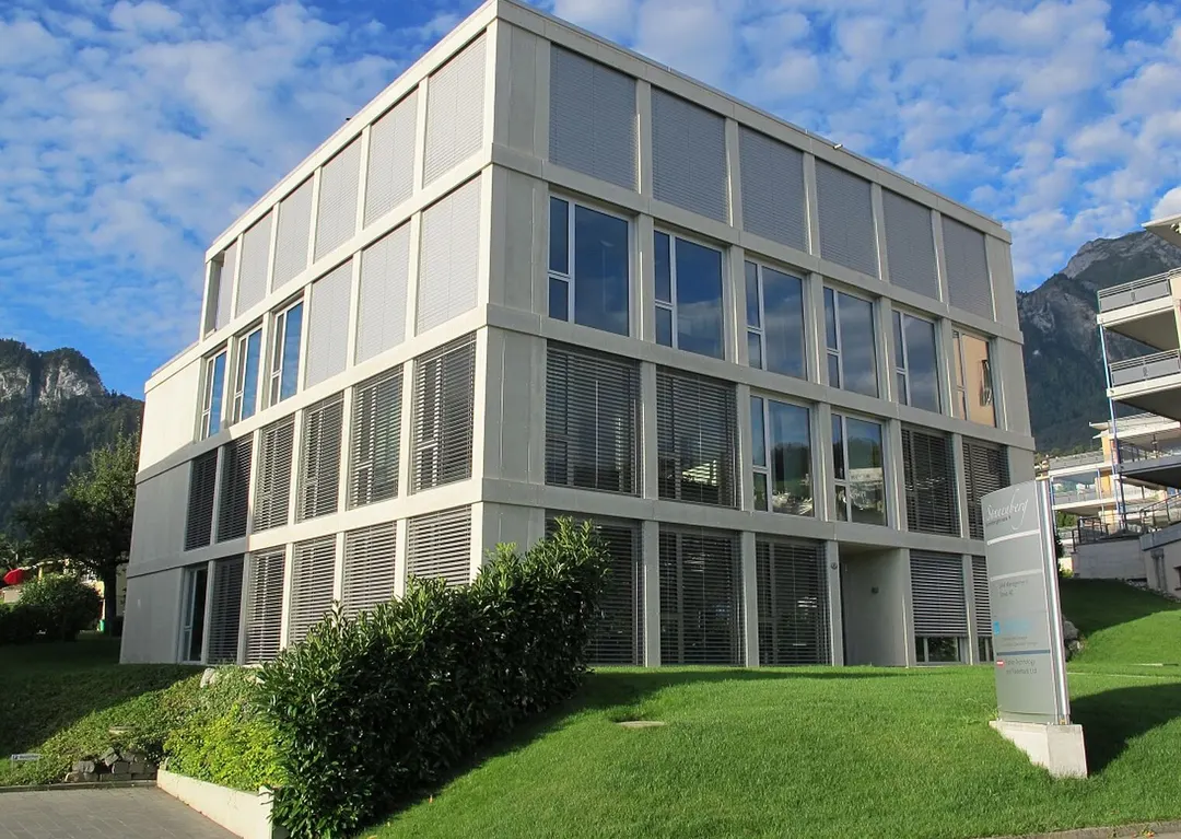Aussenansicht der Praxis im Frühling